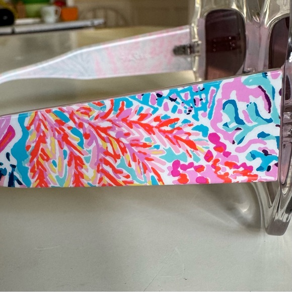 🕶️ Lilly Pulitzer Oversized Square Striped Sunglasses - Picture 5 of 7